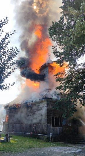 O biserică veche de peste 180 de ani a fost mistuită într-un incendiu în Chiojdeni, Vrancea 721768