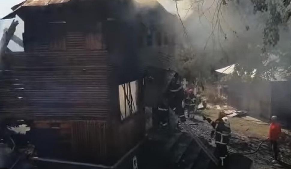 O biserică veche de peste 180 de ani a fost mistuită într-un incendiu în Chiojdeni, Vrancea 721769