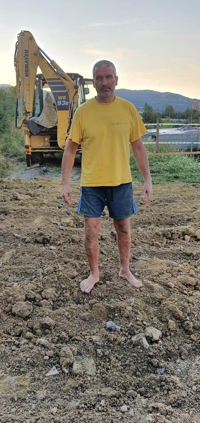 Un polițist aflat în timpul liber a salvat un muncitor prins sub un mal de pământ în Deva 721820