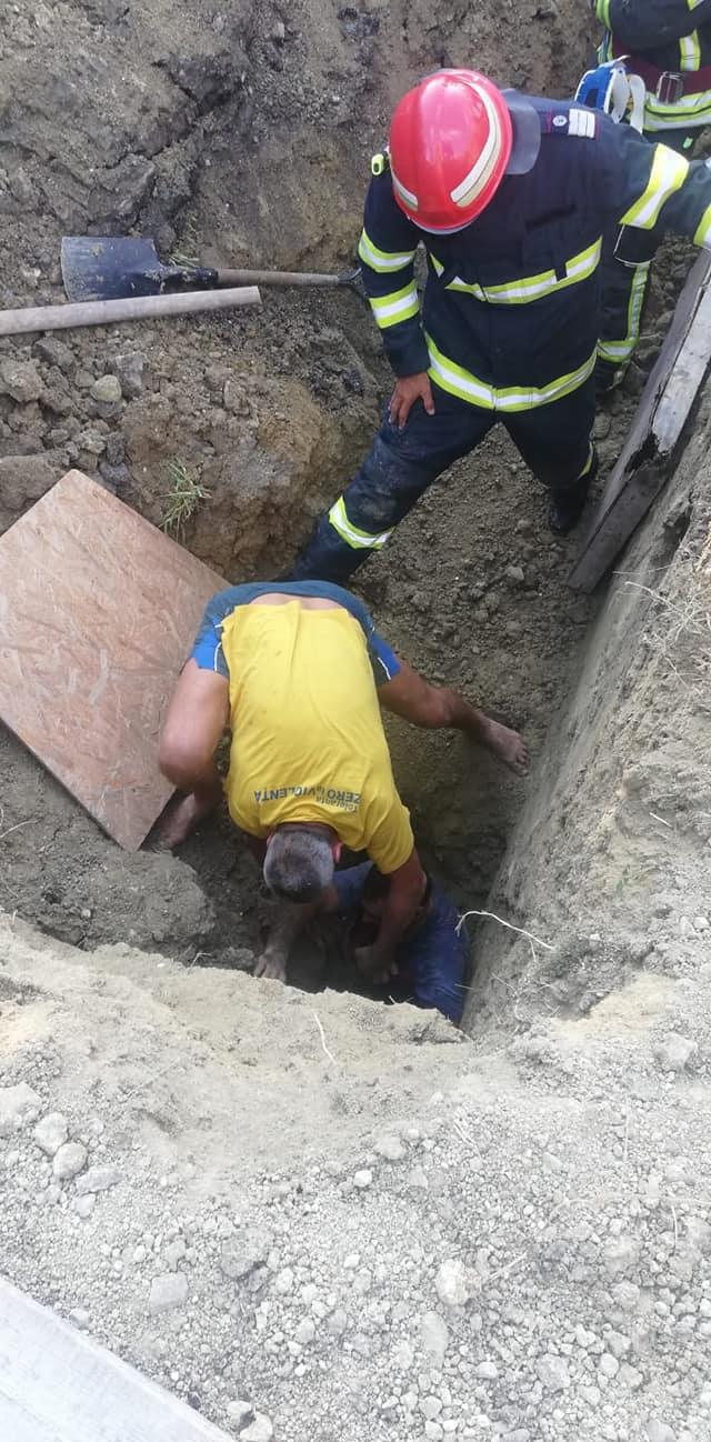 Un polițist aflat în timpul liber a salvat un muncitor prins sub un mal de pământ în Deva 721822