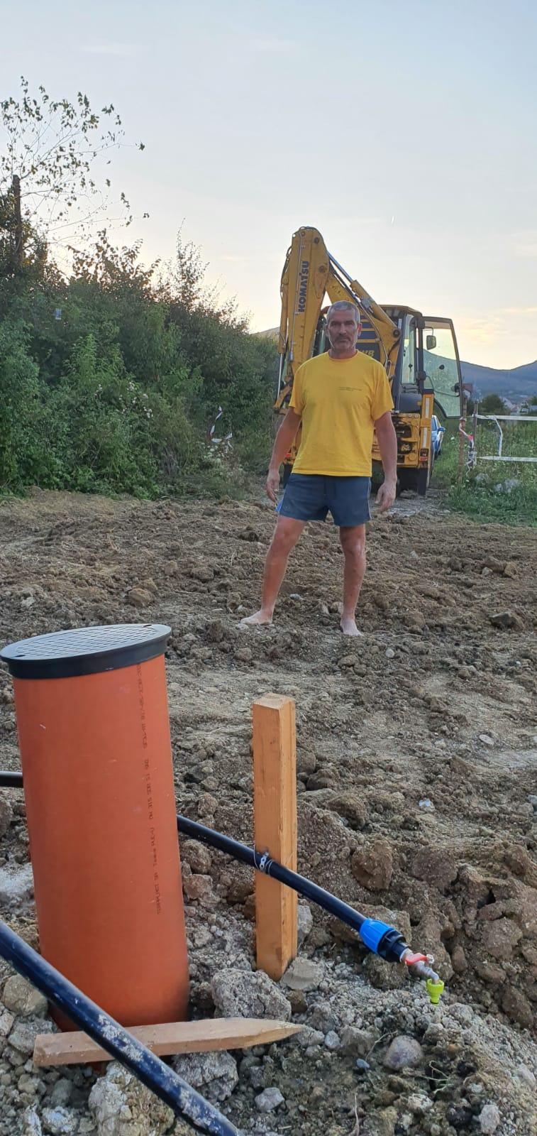 Un polițist aflat în timpul liber a salvat un muncitor prins sub un mal de pământ în Deva 721823