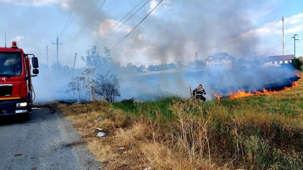 Aproximativ 3 hectare de vegetație uscată au ars în județul Giurgiu. Fumul dens a îngreunat circulaţia pe DN 61