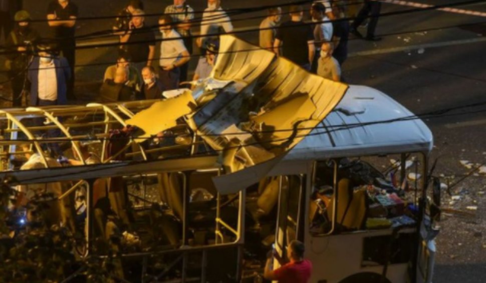 Un autobuz de pasageri a sărit în aer în Rusia. Cel puțin doi morți și 17 răniți. Momentul deflagrației, surprins de camerele de supraveghere