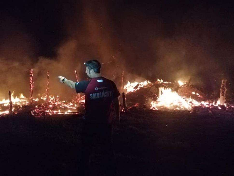 Un bătrân din județul Vâlcea a rămas pe drumuri, după ce casa i-a ars în totalitate 721996