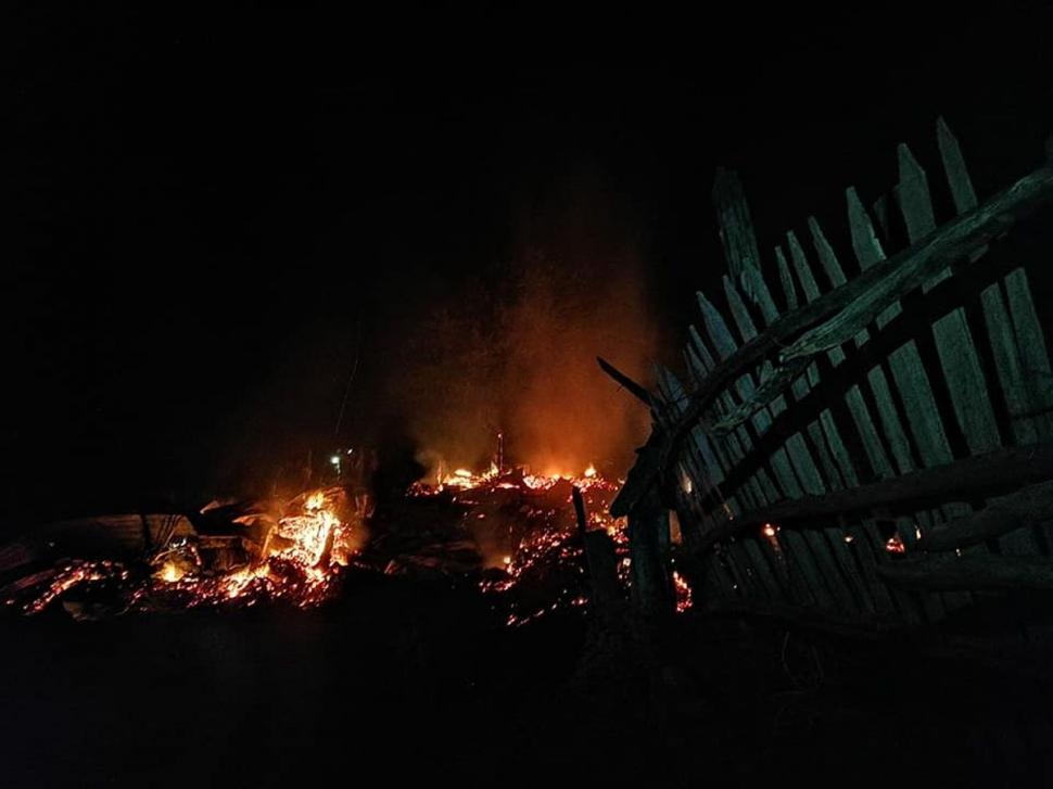 Un bătrân din județul Vâlcea a rămas pe drumuri, după ce casa i-a ars în totalitate 721999