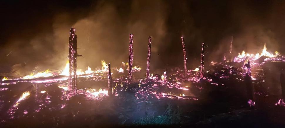 Un bătrân din județul Vâlcea a rămas pe drumuri, după ce casa i-a ars în totalitate 722006