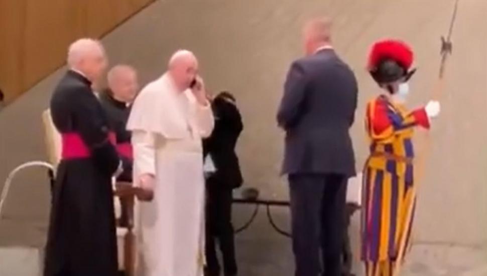 Papa Francisc a întrerupt o audiență generală pentru a vorbi la telefon. Apelul era urgent