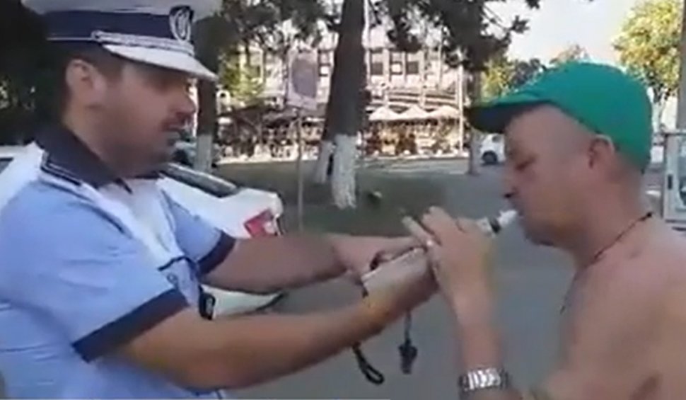 Biciclist aproape de comă alcoolică prins de poliţişti în timp ce făcea slalom printre maşini în Brăila