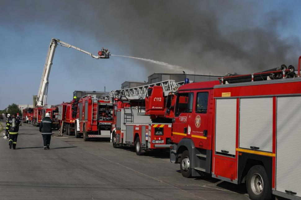 Incendiu violent la o hală din Mogoşoaia, Ilfov 722131