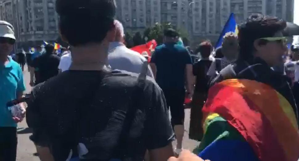 Primul incident la marșurile rivale din București: Susținători LGBT au ajuns la ”Marșul pentru Normalitate” 722063
