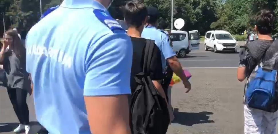 Primul incident la marșurile rivale din București: Susținători LGBT au ajuns la ”Marșul pentru Normalitate” 722066