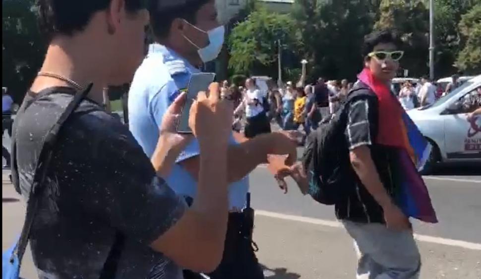 Primul incident la marșurile rivale din București: Susținători LGBT au ajuns la ”Marșul pentru Normalitate” 722068