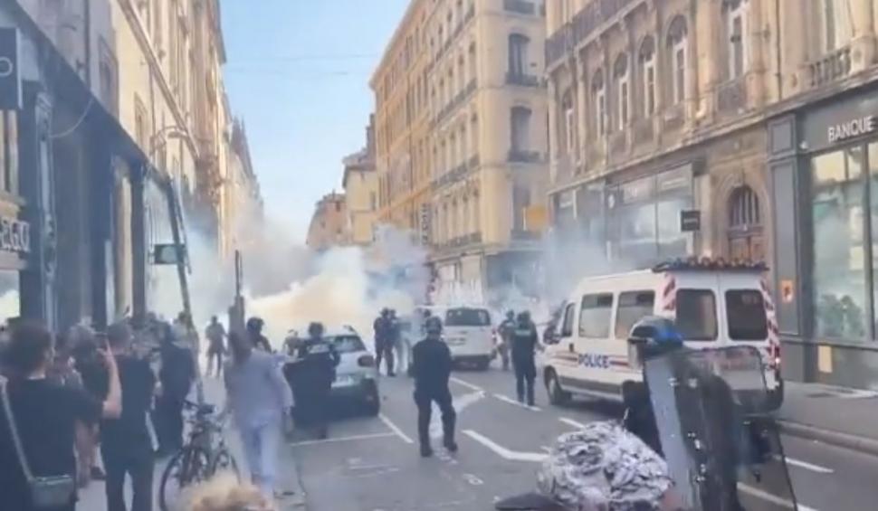 Antivacciniștii din Franța au stropit cu vopsea roșie sediile unor ziare. Peste 200.000 de oameni în stradă, la Paris și în marile orașe 722110