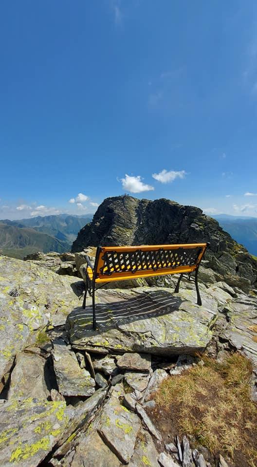 Apariţie inedită la 2.505 metri pe Vârful Călțun, din Munții Făgăraș. Reacţia Salvamont: "Nu poate face fiecare ce-l taie capul" 722251