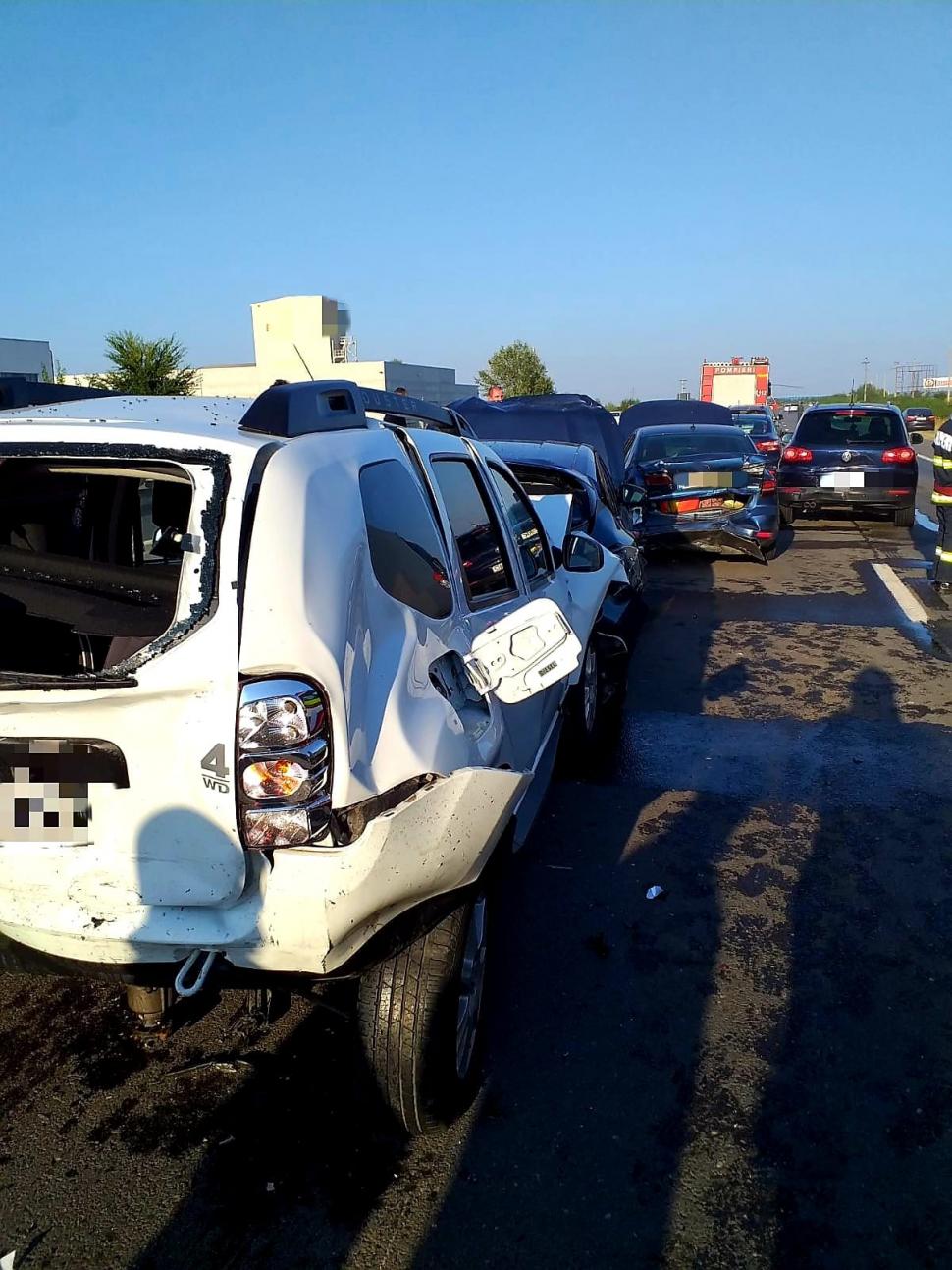 Carambol cu 6 autoturisme pe autostrada A1 București - Pitești. Două persoane au fost rănite 722269