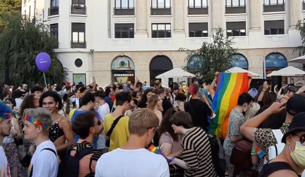 Cum s-au distrat participanții la "Bucharest Pride 2021", în Piața Universității
