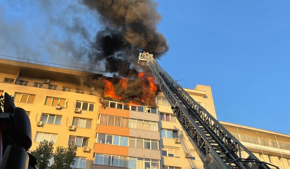 Incendiu violent la două apartamente de lângă Sala Palatului din Capitală