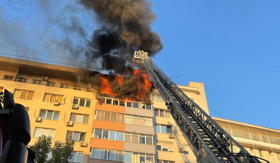 Incendiu violent la două apartamente de lângă Sala Palatului din Capitală 722272