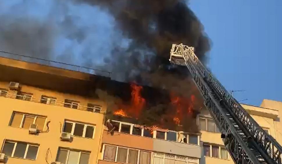 Incendiu violent la două apartamente de lângă Sala Palatului din Capitală 722274