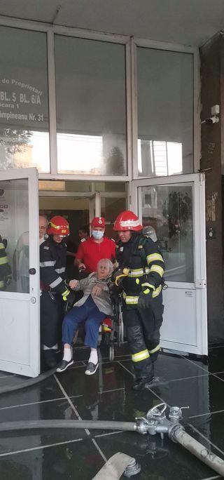 Incendiu violent la două apartamente de lângă Sala Palatului din Capitală 722277