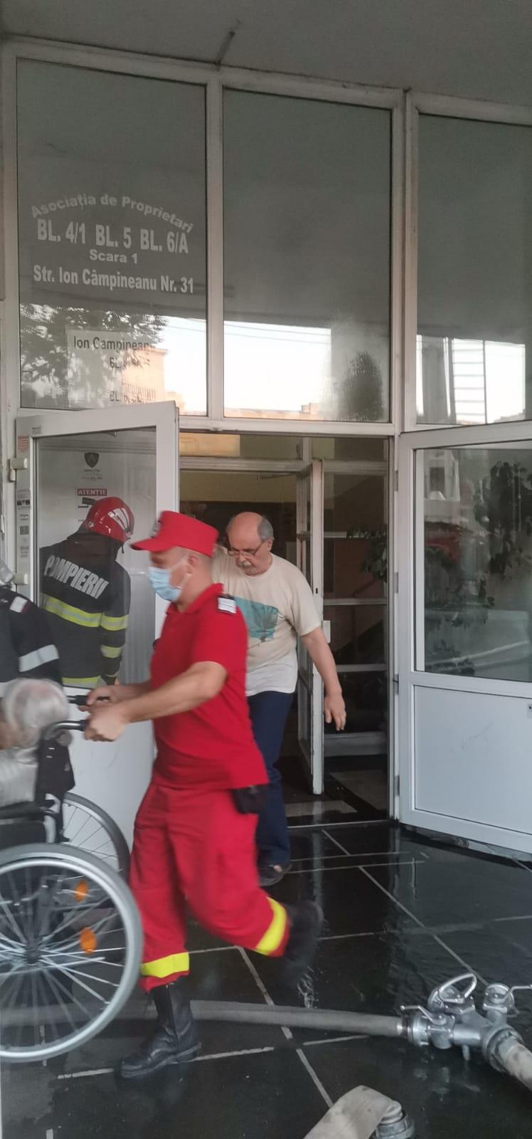 Incendiu violent la două apartamente de lângă Sala Palatului din Capitală 722279