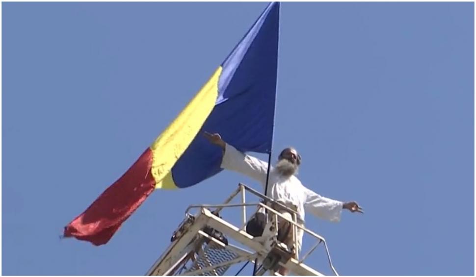 Protestatar celebru urcat pe o macara din Capitală 