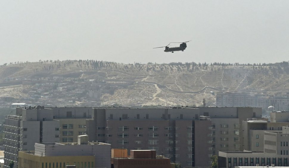 Talibanii au intrat în Kabul. Personalul ambasadei SUA, evacuat în elicoptere. Insurgenții anunță negocieri pentru transferul de putere