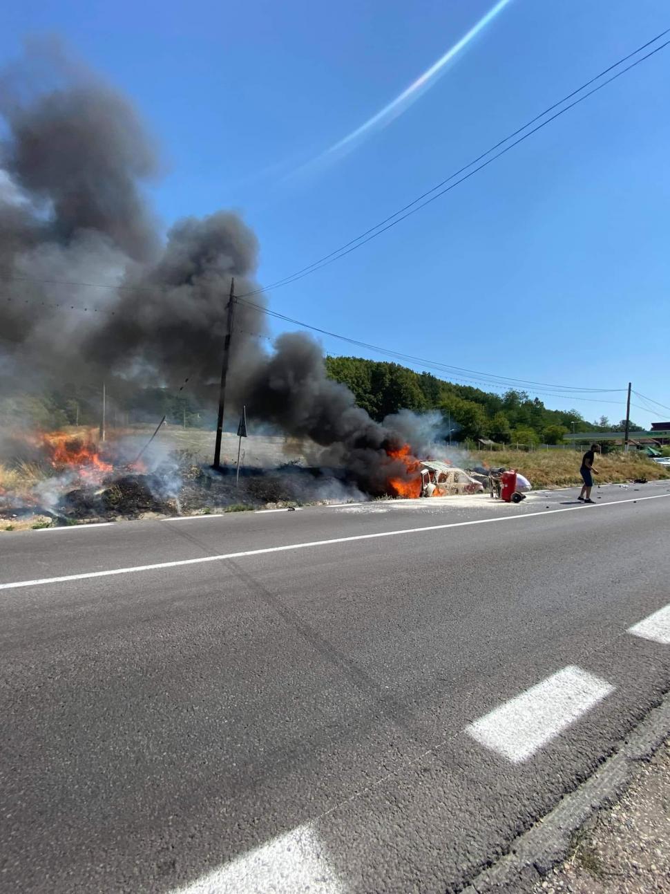 Carambol cu 4 mașini în județul Argeș: O mașină s-a făcut scrum, după a căzut în șanț 722372