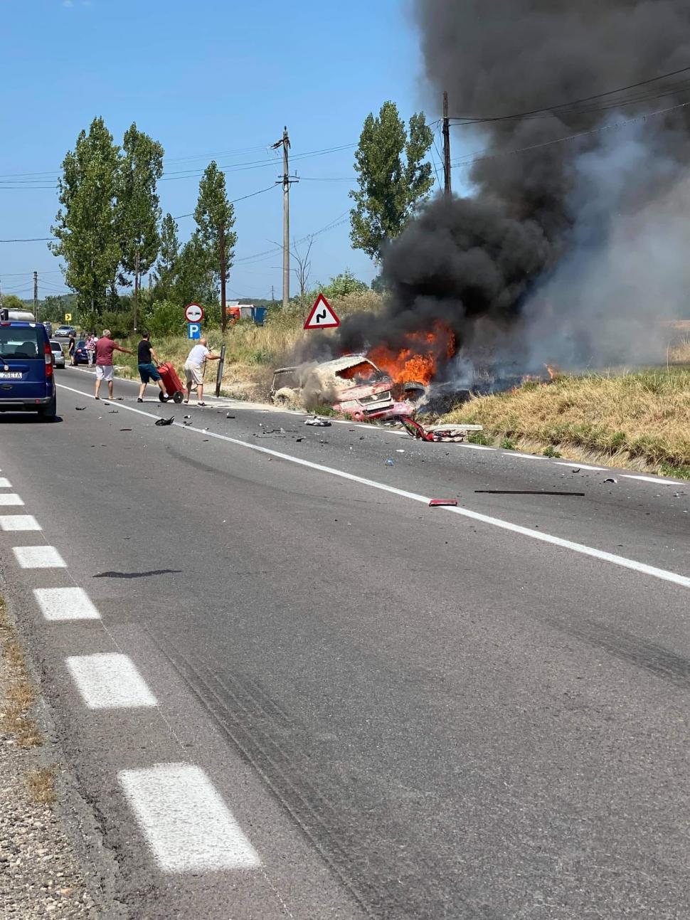 Carambol cu 4 mașini în județul Argeș: O mașină s-a făcut scrum, după a căzut în șanț 722373