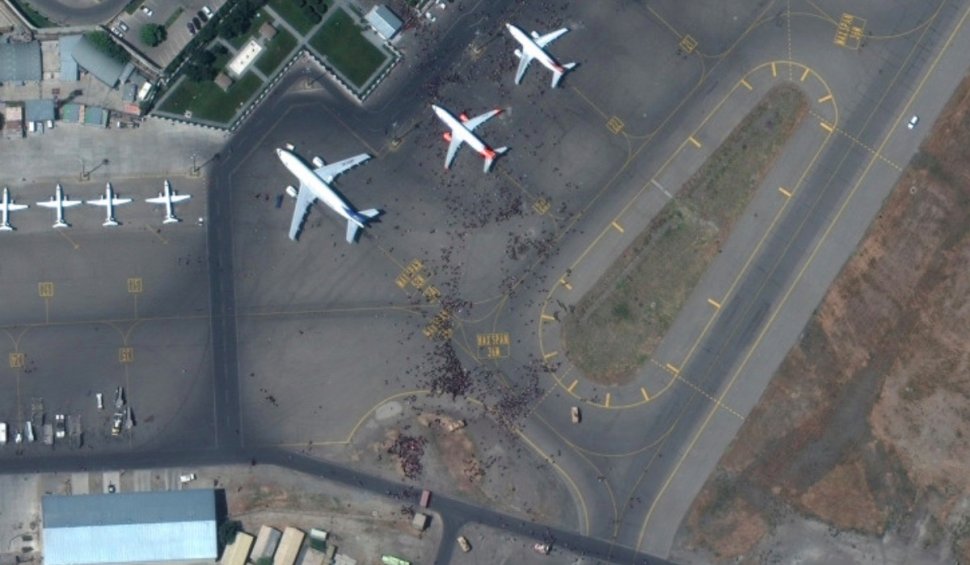 Cum se vede din satelit aeroportul din Kabul. Mulțimile de oameni, care încearcă să scape de talibani, se pot observa pe pistă
