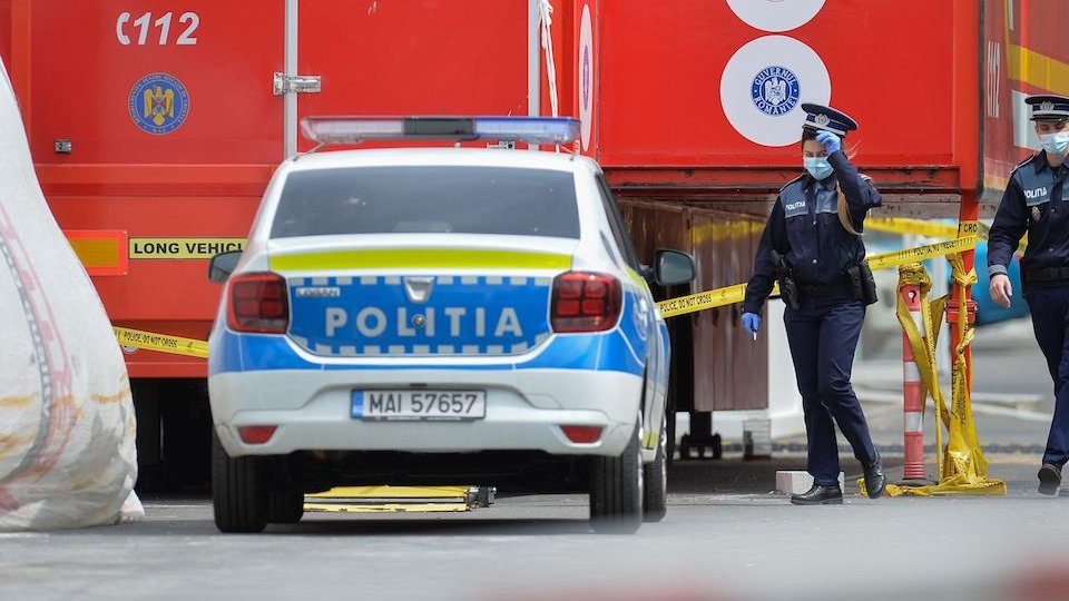 Femeie înjunghiată în spate și în gât de soț, într-un autobuz din Slatina. Pasagerii au privit tot cu teroare