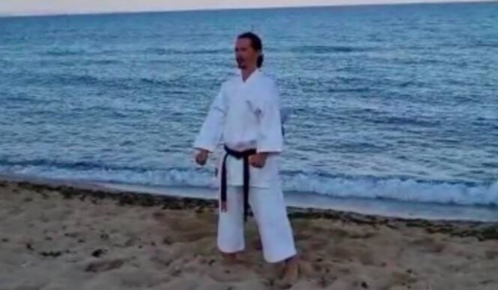 Judecătorul Cristi Dănileț, demonstrație de arte marțiale, pe plajă. Poartă la brâu centura neagră