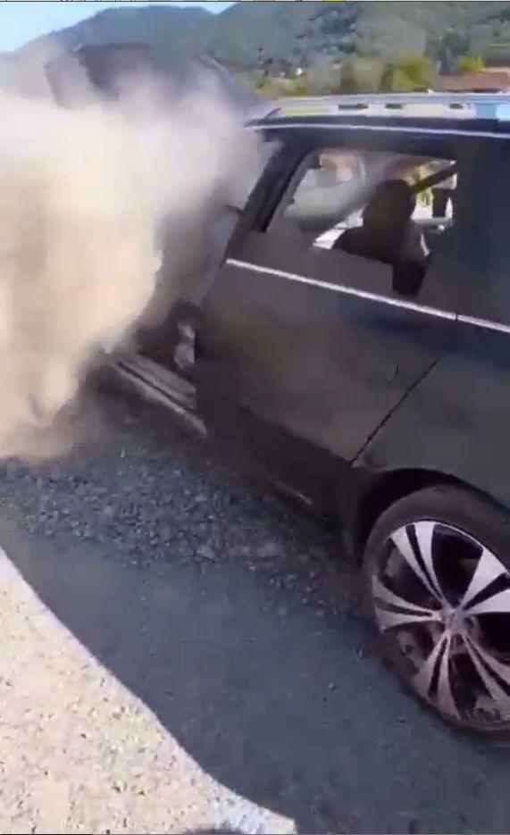 Momentul în care un Audi ia foc, iar şoferul şi pasagerii din maşină nu reuşesc să stingă vâlvătaia, la Maramureş 722338