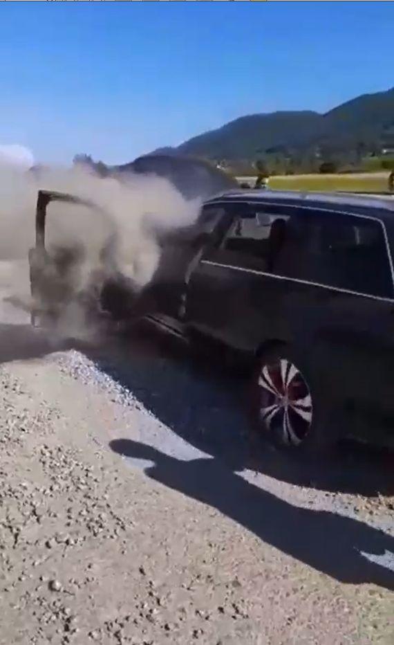 Momentul în care un Audi ia foc, iar şoferul şi pasagerii din maşină nu reuşesc să stingă vâlvătaia, la Maramureş 722339