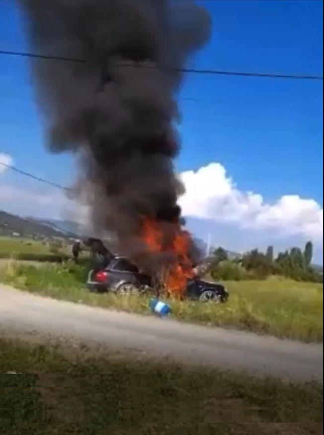 Momentul în care un Audi ia foc, iar şoferul şi pasagerii din maşină nu reuşesc să stingă vâlvătaia, la Maramureş 722340