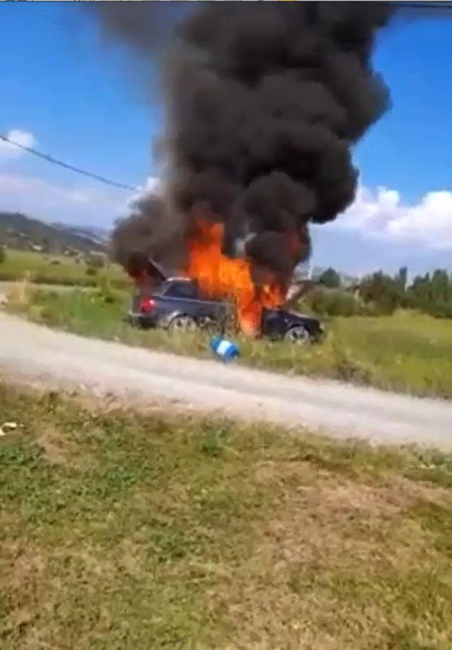 Momentul în care un Audi ia foc, iar şoferul şi pasagerii din maşină nu reuşesc să stingă vâlvătaia, la Maramureş 722341