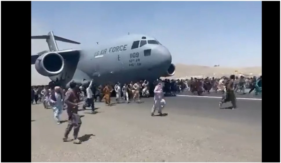 Disperare fără margini: oamenii se agață de roțile avioanelor care părăsesc capitala Afganistanului