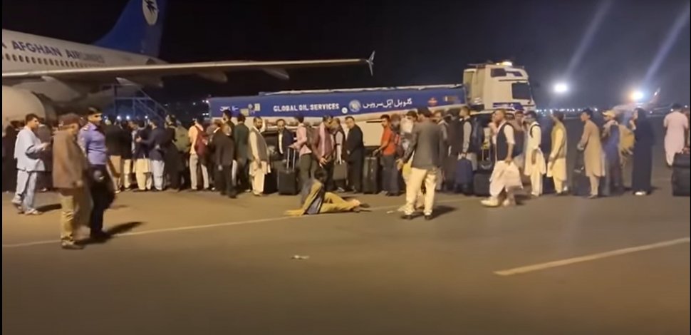 Haos și panică pe aeroportul din Kabul: oamenii vor cu disperare să plece