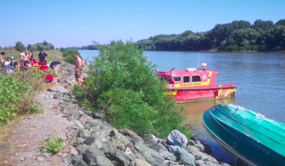 Șalupă cu 5 copii și 13 adulți, răsturnată în Delta Dunării. Ambulanța pe apă a intervenit