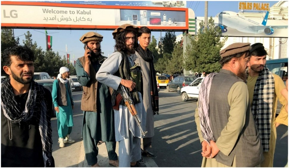 Deși au declarat că nu vor intra în Kabul, talibanii înarmați patrulează pe străzile unui oraș fantomă