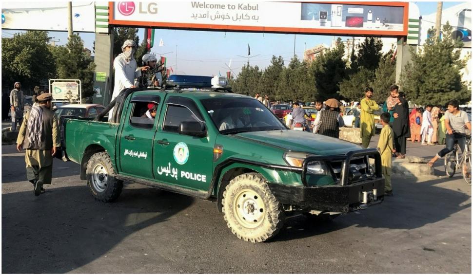 Deși au declarat că nu vor intra în Kabul, talibanii înarmați patrulează pe străzile unui oraș fantomă 722365