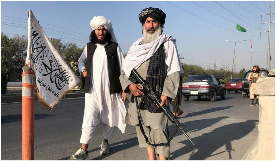 Deși au declarat că nu vor intra în Kabul, talibanii înarmați patrulează pe străzile unui oraș fantomă 722367