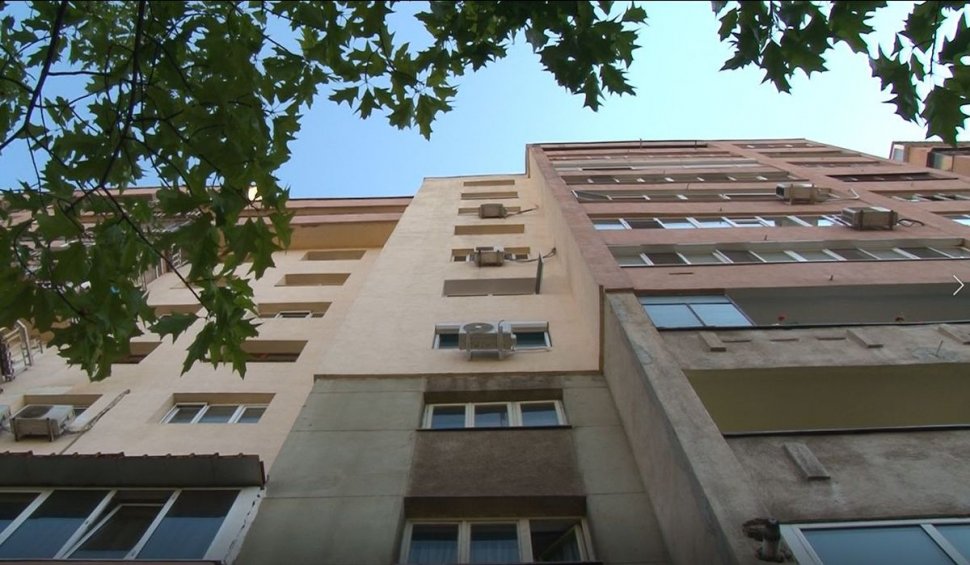 Un bărbat de 60 de ani a căzut de la etajul 4 al blocului, în Reşiţa. Vecinii exclud ipoteza sinuciderii