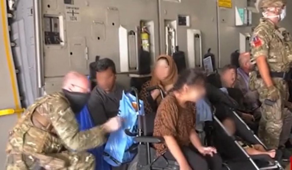 Imagini din avionul cu care au fost evacuați unii dintre românii din Afganistan. ONU a trimis o aeronavă pentru a-i prelua pe cei rămași