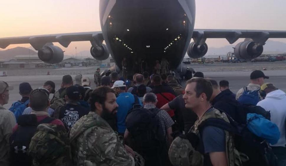 Imagini din avionul cu care au fost evacuați unii dintre românii din Afganistan. ONU a trimis o aeronavă pentru a-i prelua pe cei rămași 722467