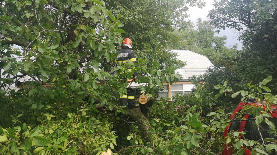 Imagini după furtuna puternică din judeţul Suceava. Vijelia a smuls acoperişurile şi a distrus mai multe maşini 722557