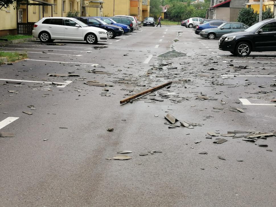 Imagini după furtuna puternică din judeţul Suceava. Vijelia a smuls acoperişurile şi a distrus mai multe maşini 722558