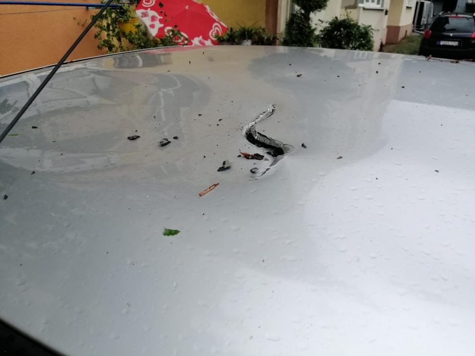 Imagini după furtuna puternică din judeţul Suceava. Vijelia a smuls acoperişurile şi a distrus mai multe maşini 722559