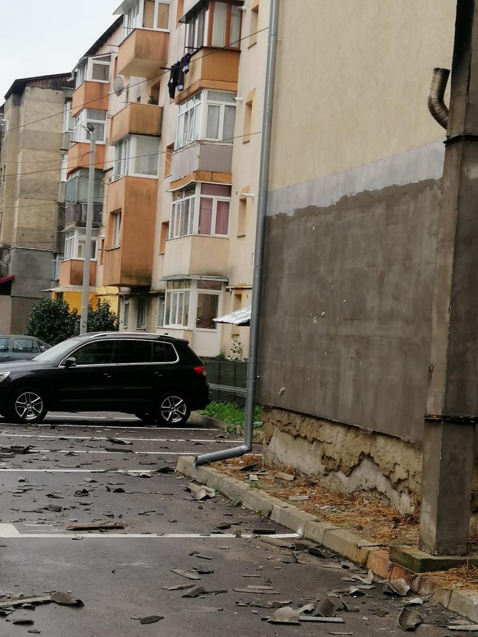 Imagini după furtuna puternică din judeţul Suceava. Vijelia a smuls acoperişurile şi a distrus mai multe maşini 722560