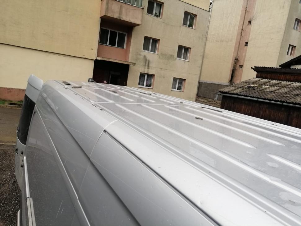 Imagini după furtuna puternică din judeţul Suceava. Vijelia a smuls acoperişurile şi a distrus mai multe maşini 722561